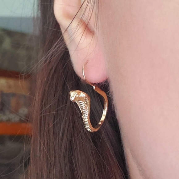 NWOT *RARE* Gold Cobra Snake Earrings - Picture 2 of 6